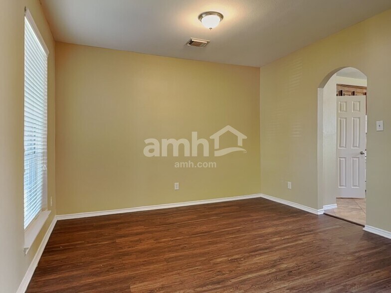 Building Photo - 2718 Lakecrest Way Dr