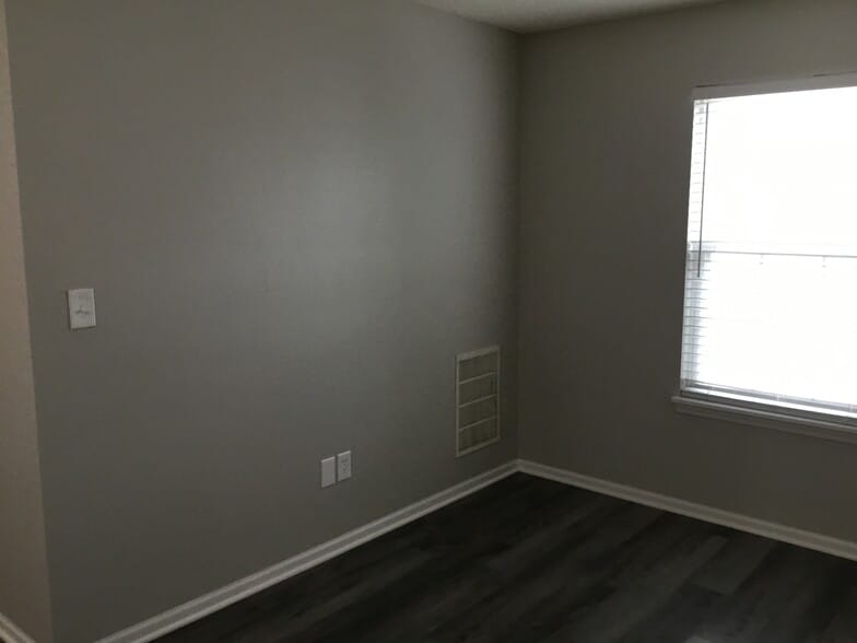 Building Photo - 1465 Creekside Dr