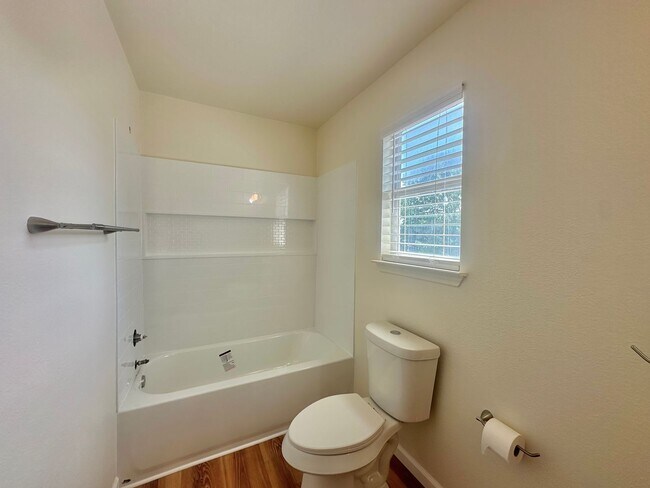 Building Photo - 3 BED 2.5 BATH WITH FRESH PAINT AND NEW AP...