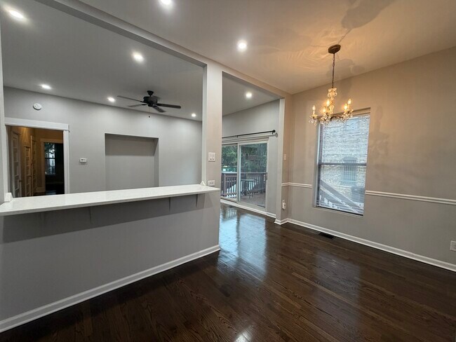 Building Photo - 1555 W Rosemont Ave