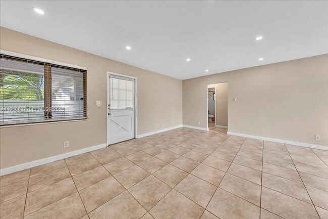 Building Photo - 707 S 19th Ave