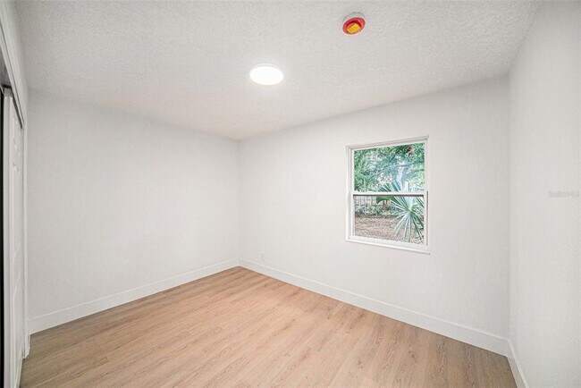 Building Photo - 3812 W Rogers Ave