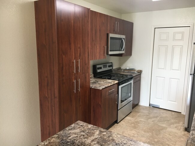 KITCHEN - 1073 N Erie Ave