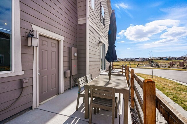 Building Photo - Spacious 3BR/3BA Townhome-Available NOW!