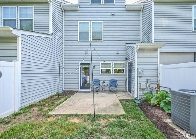Building Photo - 8013 Rutland Village Dr