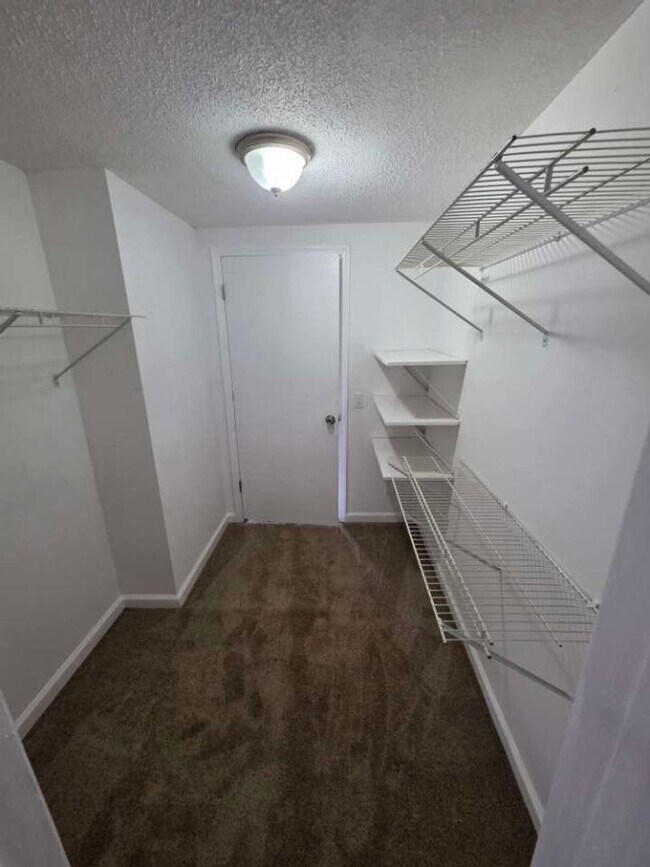 Building Photo - LIMITED TIME**NO APPLICATION FEE**1/2 OFF ...