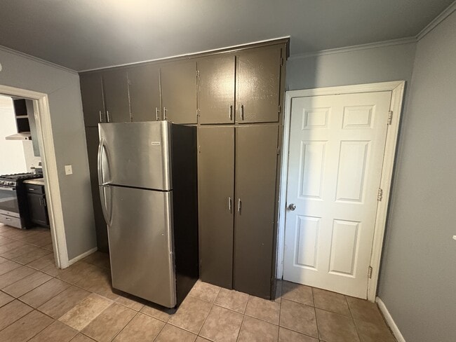 Building Photo - 627 E Young Pl