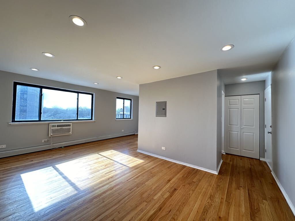 Building Photo - 6954 N Sheridan Rd