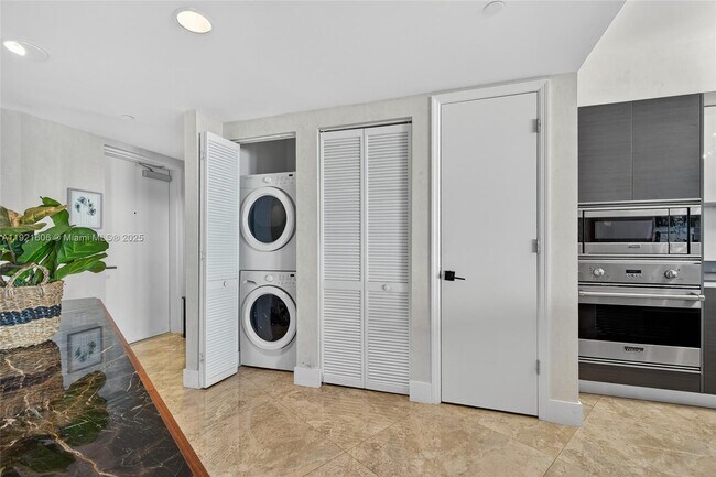 Building Photo - 9821 E Bay Harbor Dr