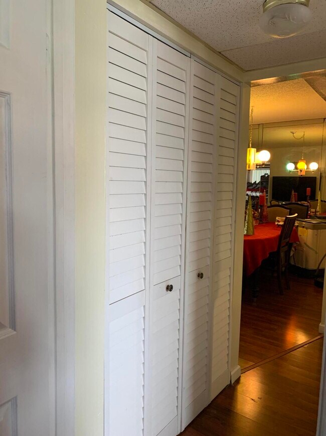 Building Photo - 7887 Golf Cir Dr