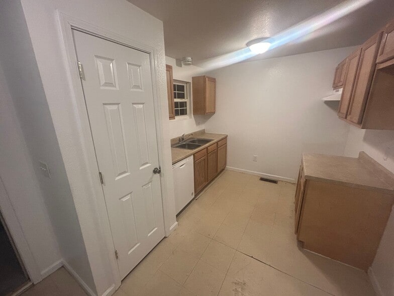 Building Photo - 520 Nova St