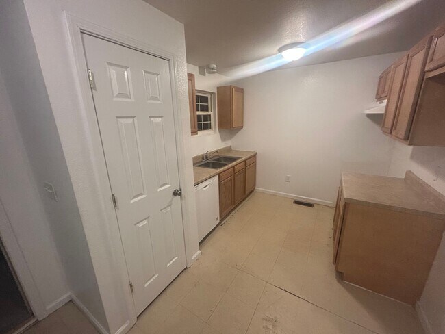 Building Photo - 520 Nova St