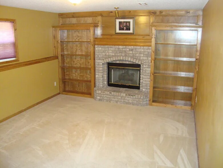 Building Photo - 116 E Sierra Dr