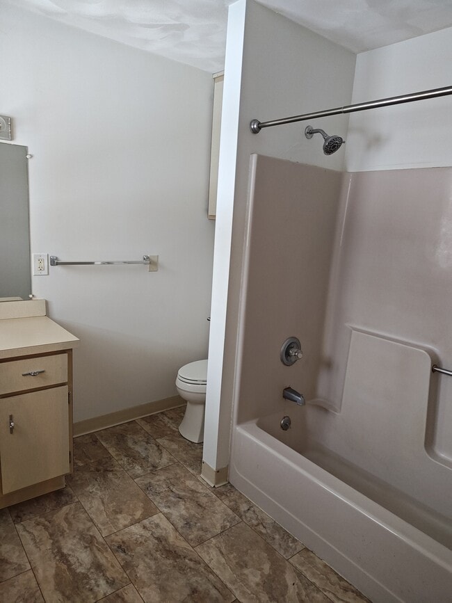 Building Photo - 621 N Rogers Ave