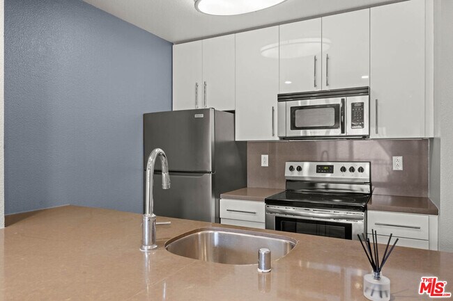 Building Photo - 141 S Clark Dr