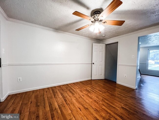 Building Photo - 811 Calvert Towne Dr