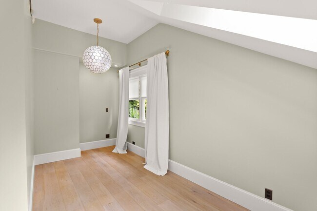 Building Photo - Stunning Portland Heights Craftsman for Re...