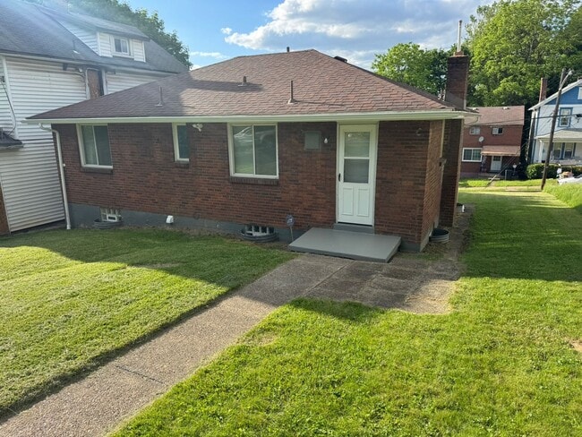 Building Photo - Updated 2-Bedroom 1-Bath Ranch House, GORG...