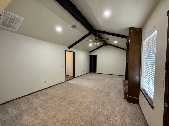 Building Photo - Newly available in Central Edmond