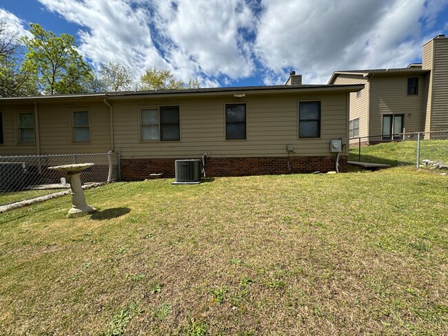 Building Photo - Charming 3 Bed, 2 Bath Home in Gated Commu...
