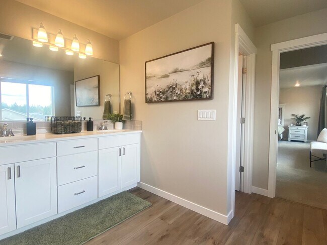 Building Photo - Modern Bonney Lake Home w/ AC  **SHORT TERM LEASE **