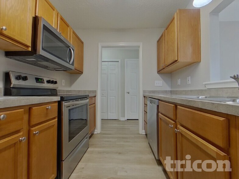 Building Photo - 819 Chablis Dr