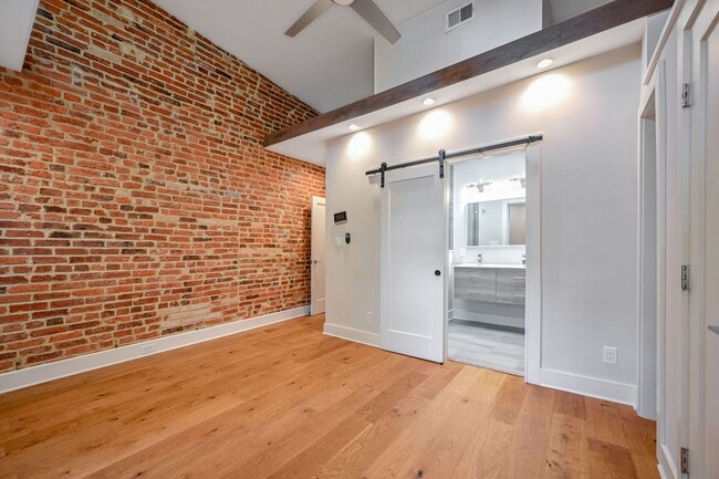 Building Photo - Available Now! Recently Renovated 4 Bed 3....