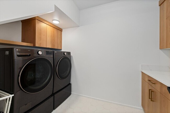 Building Photo - Waterfront End-Unit | 3 Bed | 3 Bath | 2,189 Sq. Ft. | Gated Community | Luxury Lake Living