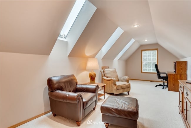 Building Photo - 5 bedroom + bonus room in Spring Hill neighborhood