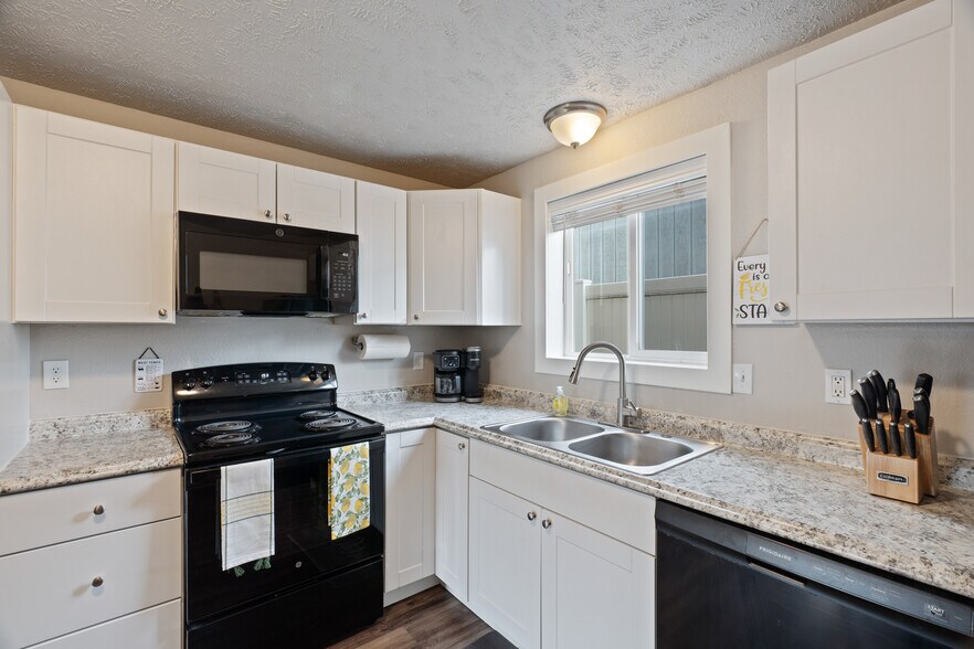 Kitchen - 3012 N Hogan St