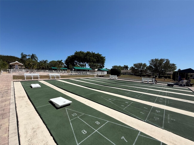 Building Photo - 8540 Chevy Chase Dr