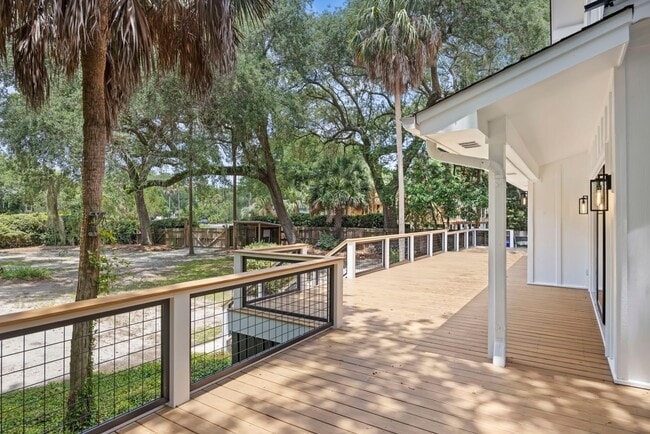 Building Photo - Available 6/15. Stunning, Fully-Rennovated...