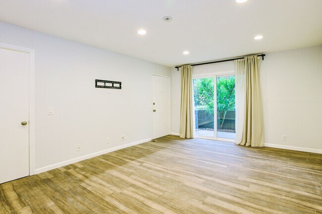 Building Photo - Discover this well-appointed 2-bedroom, 2-bath condo in Lake Forest