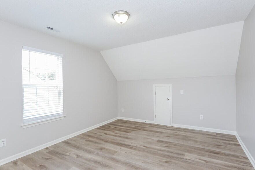 Building Photo - 6004 Bradford Ct