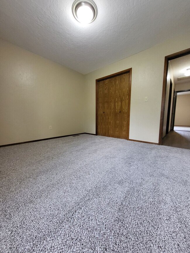 Building Photo - (3) Bed/(2) Bath in West Norman!