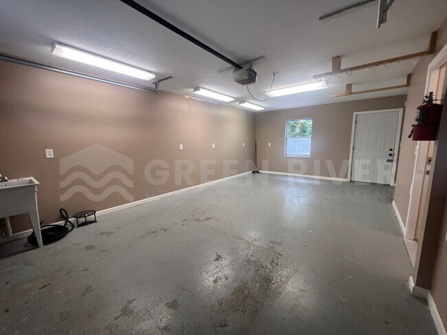 Building Photo - Amazing 4 bedroom home with St Johns River Views Available Now!