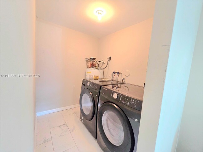 Building Photo - 121 San Remo Blvd