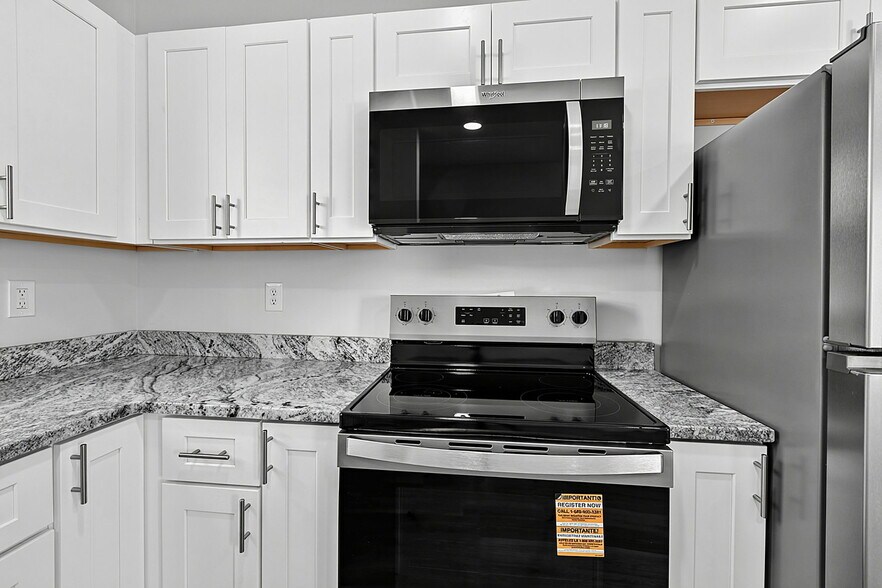 Building Photo - 3947 Rookwood Ave