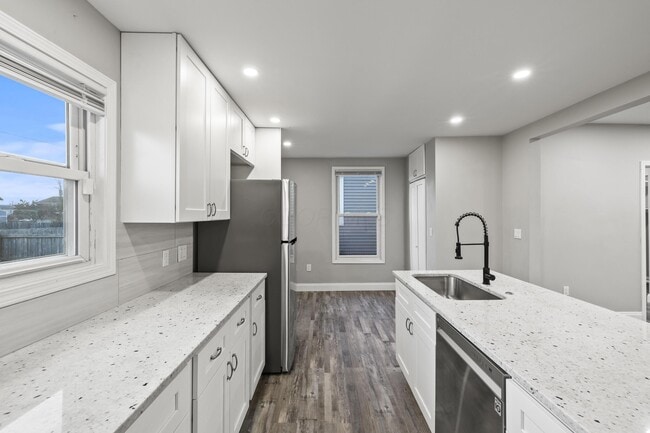 Building Photo - 1736 Bruck St
