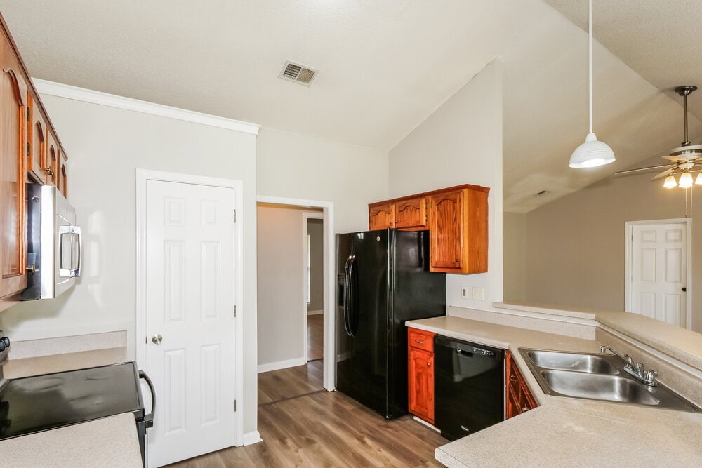 Building Photo - 7875 Sarah Ann Dr S