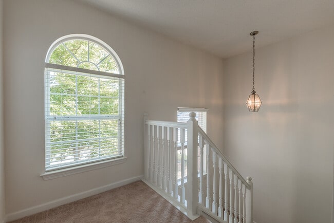 Building Photo - Spacious 4 bedroom 2.5 bath