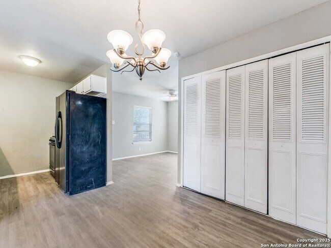 Building Photo - Charming Home Awaits: Spacious & Modern Living in a Prime Location