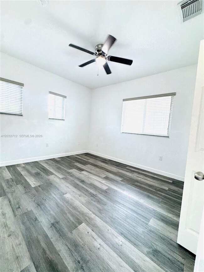 Building Photo - 363 NE 35th Ter