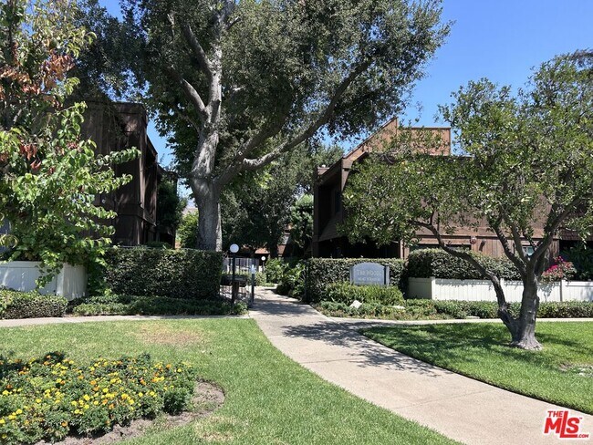 Building Photo - 449 W Duarte Rd