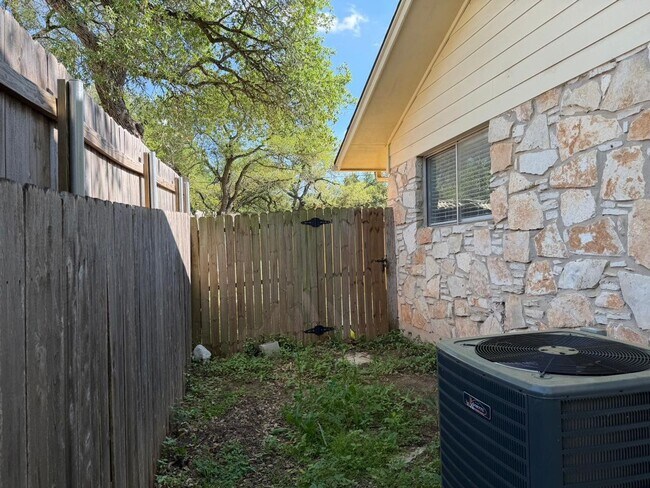 Building Photo - 9405 Newberry Dr