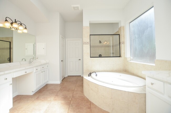 Building Photo - 4315 Village Forest Dr