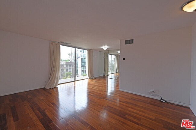 Building Photo - 100 S Doheny Dr