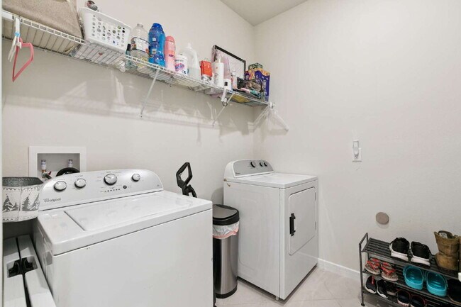 Building Photo - Discover Comfort and Space in this 4-Bed, 2-Bath Orlando Gem!