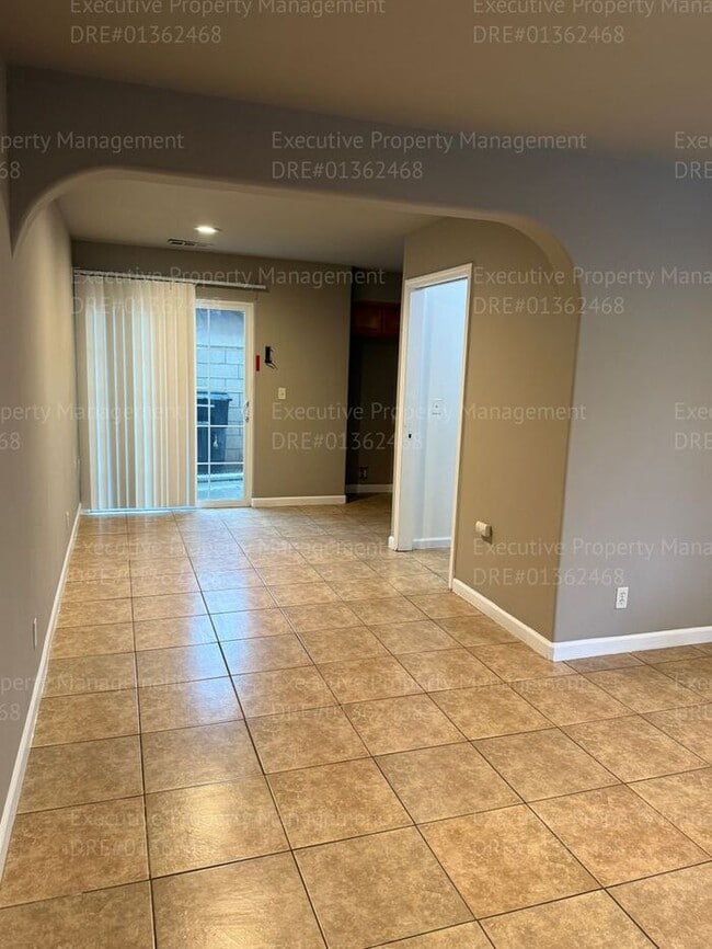 Building Photo - Spacious 3 bedroom, 2.5 bathroom townhome....