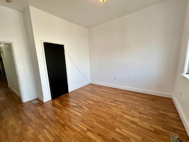 Building Photo - 2823 W Girard Ave